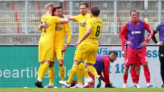 Christian Santos (VfL Osnabrück) jubelt nach dem 1:0 mit seinen Kollegen. © IMAGO / Beautiful Sports Foto: Beautiful Sports