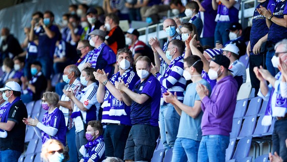 Osnabrück-Fans applaudieren auf der Tribüne. © IMAGO / Nordphoto 