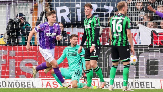 Osnabrücks Erik Engelhardt (l.) bejubelt einen Treffer gegen Hannover. © IMAGO / Steinbrenner 