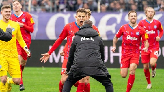 Kiels Benedikt Pichler (M.) und seine Mitspieler bejubeln einen Treffer. © IMAGO / Eibner 