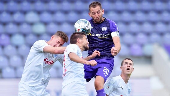 Osnabrücks Marc Heider (2.v.r.) und Kiels Aleksandar Ignjovski (2.v.l.) im Einsatz © imago images / osnapix 