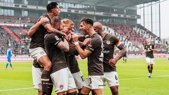 Die Spieler des FC St. Pauli jubeln. © picture alliance / foto2press Foto: Martin Ewert