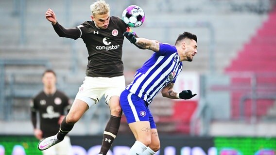 Kopfballduell zwischen Philipp Ziereis (St. Pauli), Pascal Testroet (Aue). © WITTERS Foto: Tim Groothuis