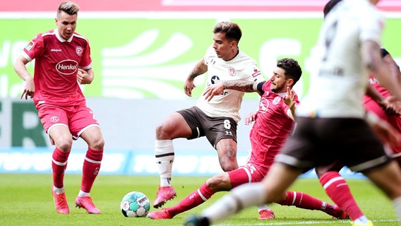 Felix Klaus (Düsseldorf), Rodrigo Zalazar (St. Pauli) und Matthias Zimmermann (Düsseldorf) kämpfen um den Ball. © WITTERS Foto: LeonieHorky