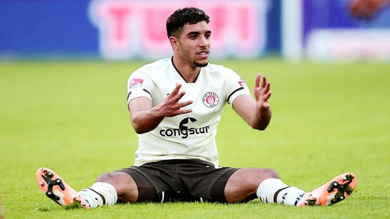 Omar Marmoush (St. Pauli) ist gefrustet. © WITTERS Foto: LeonieHorky