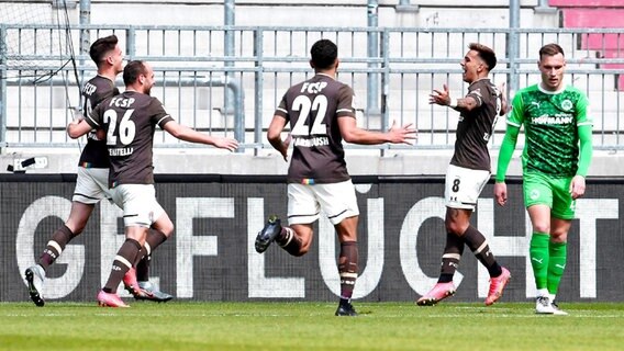 Torjubel bei den Spielern des FC St. Pauli. © IMAGO / Zink Foto: Zink