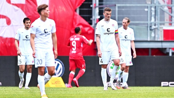 Die Spieler des FC St. Pauli sind nach dem 2:0 Gegentor enttäuscht. © WITTERS Foto: LennartPreiss