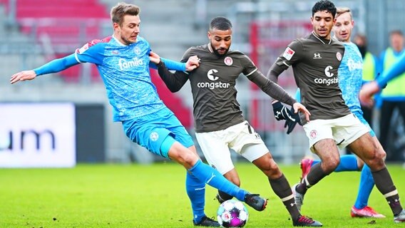 von links: Hauke Wahl (Kiel), Daniel-Kofi Kyereh (St. Pauli), Omar Marmoush (St. Pauli) © WITTERS Foto: Valeria Witters