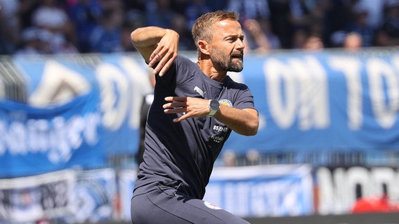 Eintracht-Trainer Michael Schiele coacht an der Seitenlinie © IMAGO / Hübner 