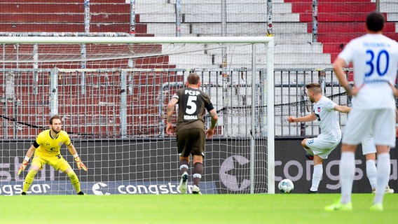 Heidenheims Robert Leipertz (2.v.r.) verschießt einen Elfmeter gegen St. Pauli. © Lam/Witters/Pool/Witters Foto: TayDucLam