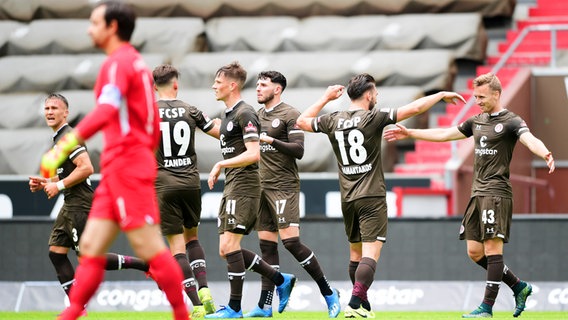 Torschütze Dimitrios Diamantakos (FC St. Pauli) bejubelt mit seinem Team den Treffer zum 1:0 © Lam/Witters/Pool/Witters Foto: Tay Duc Lam