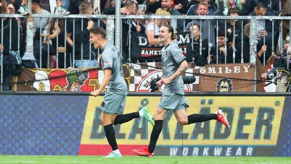 St. Paulis Torschütze Luca Zander (l.) und Jackson Irvine bejubeln einen Treffer. © IMAGO / Nordphoto 