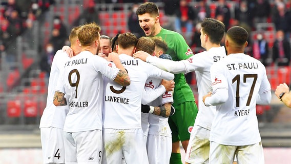 St. Paulis Spieler bejubeln einen Treffer. © IMAGO / Zink 