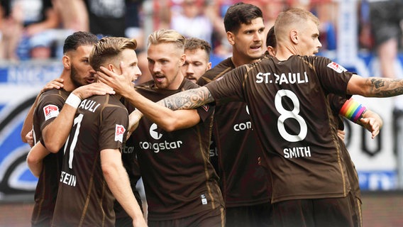 St. Paulis Spieler um Toschütze Johannes Eggestein (2.v.l.) bejubeln einen Treffer. © IMAGO / Nordphoto 