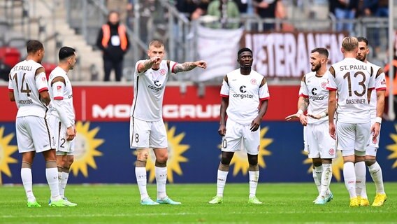 St. Paulis Spieler sind enttäuscht und diskutieren miteinander. © Witters/LeonieHorky 