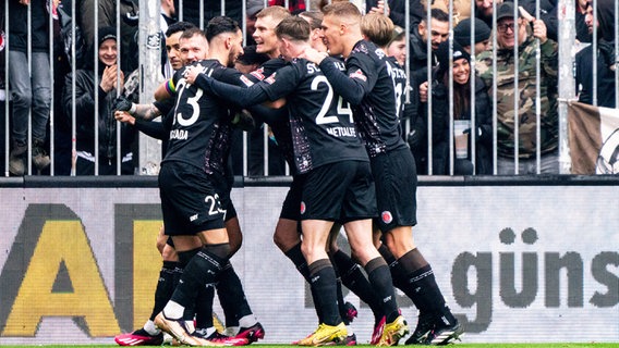 St. Paulis Spieler bejubeln einen Treffer. © IMAGO / Eibner 