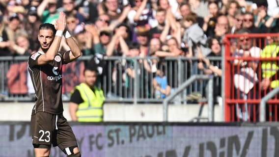 St. Paulis Leart Paqarada wird von den Fans verabschiedet. © IMAGO / Lobeca 