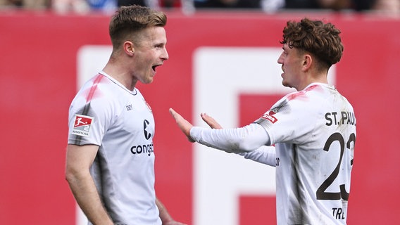 St. Paulis Johannes Eggestein (l.) und Philipp Treu bejubeln einen Treffer. © Witters/LennartPreiss 