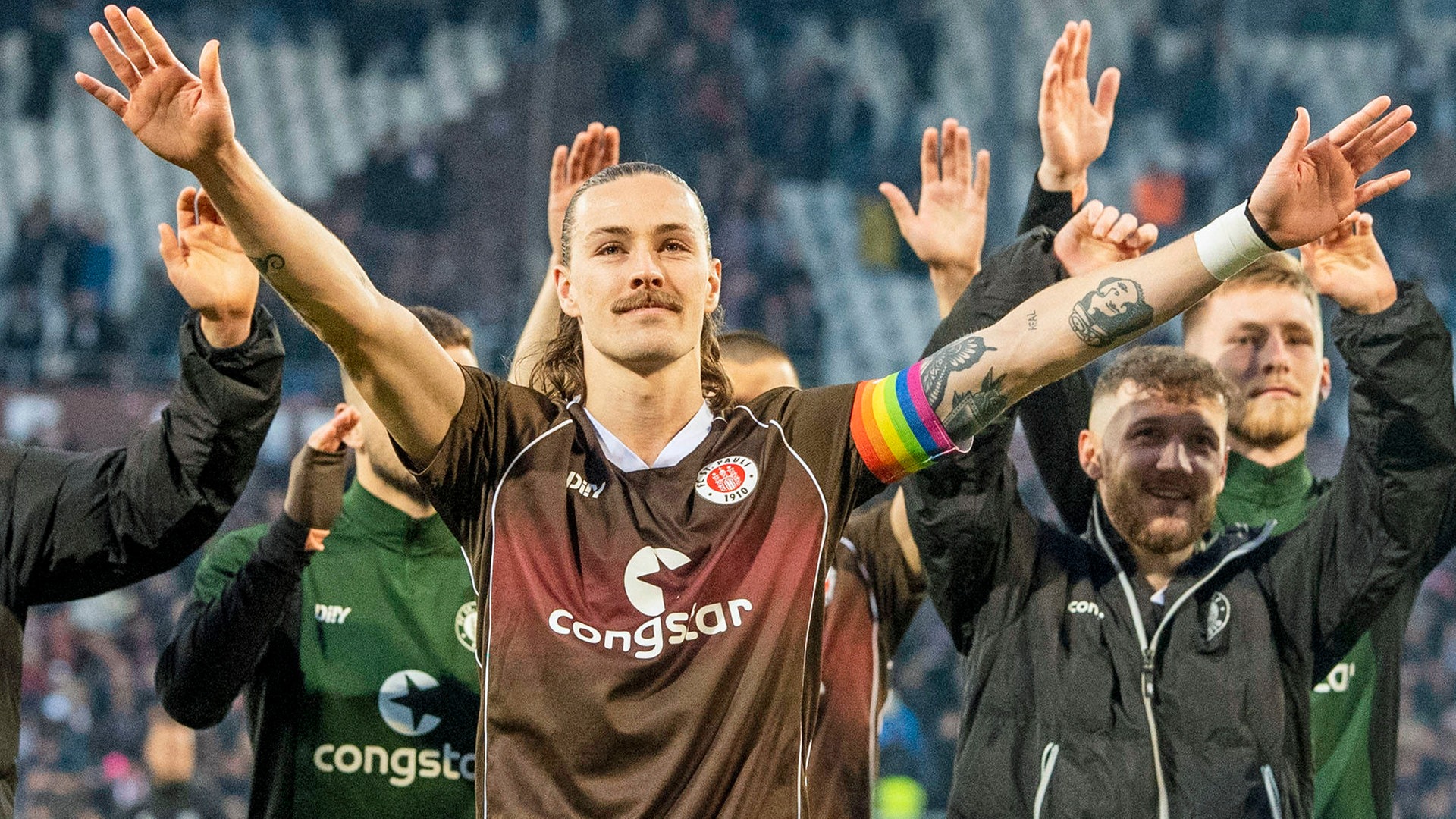 Irvine rettet St. Pauli beim Sieg gegen Rostock: Aufstieg ganz nah