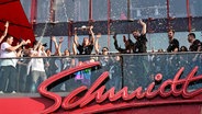 St. Paulis Jackson Irvine mit Schale der 2. Bundesliga auf dem Balkon vom Schmidt © Witters Foto: Leonie Horky