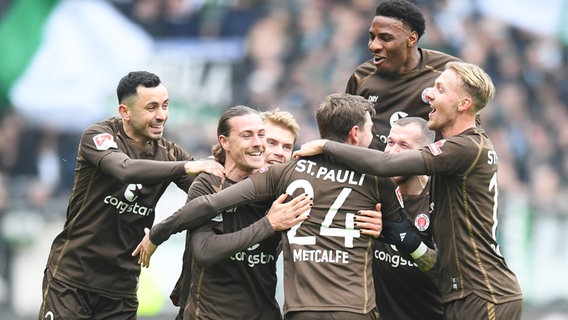 St. Paulis Spieler bejubeln einen Treffer. © picture alliance/dpa | Michael Schwartz 