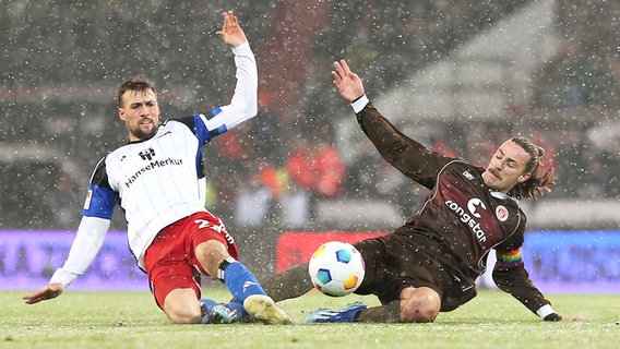 HSV-Spieler Jonas Meffert (l.) und St. Paulis Jackson Irvine kämpfen um den Ball. © IMAGO / MIS 