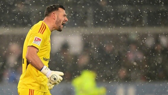 HSV-Torhüter Daniel Heuer Fernandes schreit über den Platz. © Witters/LeonieHorky 