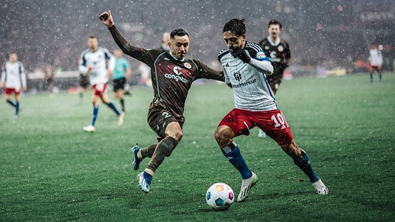 St. Paulis Manolis Saliakas (l.) und HSV-Akteur Immanuel Pherai kämpfen um den Ball. © IMAGO / Justus Stegemann 