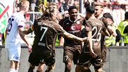 Spieler des FC St. Pauli bejubeln einen Treffer. © Witters/ValeriaWitters 