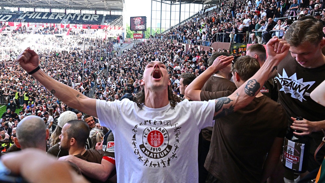Jackson Irvine vom FC St. Pauli feiert mit den Fans den Bundesliga-Aufstieg.