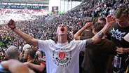 Jackson Irvine vom FC St. Pauli feiert mit den Fans den Bundesliga-Aufstieg. © Witters 