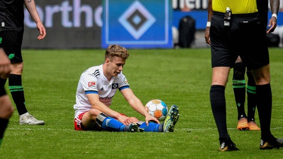 Anssi Suhonen sitzt am Boden ©  IMAGO/Oliver Ruhnke 