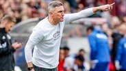 Osnabrücks Trainer Tobias Schweinsteiger gestikuliert am Spielfeldrand. © picture alliance/dpa | Axel Heimken 