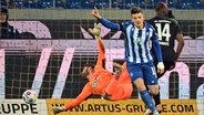 Karlsruhes Marvin Wanitzek (m.) bejubelt seinen Treffer © dpa Bildfunk Foto: Uli Deck