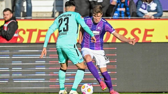 Osnabrücks Lukas Kunze (r) im Zweikampf mit Paderborns Raphael Obermair © Imago Images 