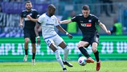 Osnabrücks Charalambos Makridis (r.) und Magdeburgs Silas Gnaka kämpfen um den Ball. © IMAGO / osnapix 