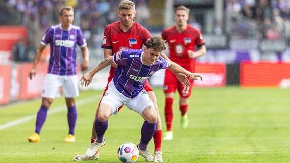 Osnabrücks Florian Kleinhansl (vorne) und Berlins Marton Dardai kämpfen um den Ball. © IMAGO / Beautiful Sports 