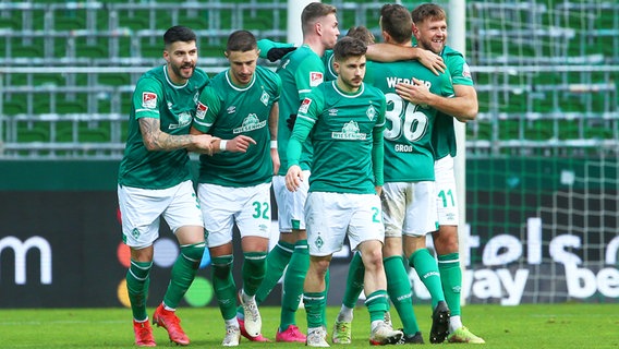 Bremens Spieler um Torschütze Niclas Füllkrug (r.) bejubeln einen Treffer. © IMAGO / foto2press 
