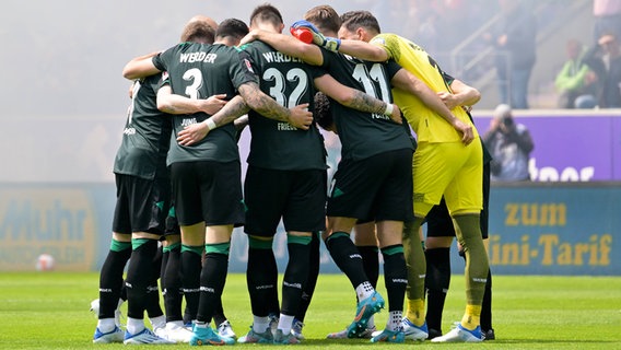 Bremens Spieler bilden vor dem Anpfiff einen Kreis, um sich auf das Spiel einzuschwören. © IMAGO / Nordphoto 