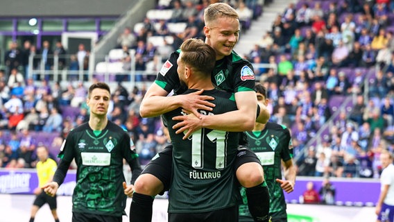 Bremens Niclas Füllkrug (vorne) und Torschütze Niklas Schmidt bejubeln einen Treffer. © IMAGO / Kirchner-Media 