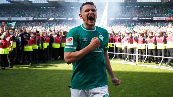 Bremens Milos Veljkovic feiert den Aufstieg in die Bundesliga. © IMAGO / Joachim Sielski 