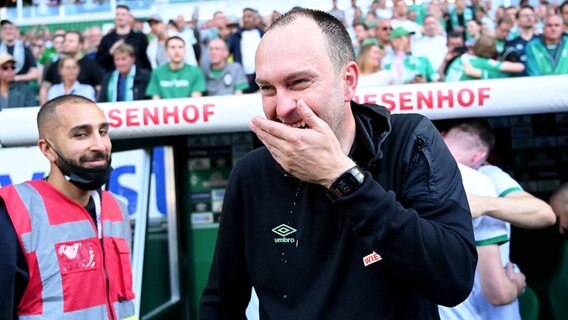 Bremens Trainer Ole Werner jubelt. © IMAGO / Ulrich Hufnagel 