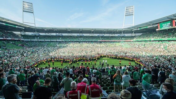 Bremens Fans stürmen den Platz nach dem Schlusspfiff. © WITTERS Foto: TimGroothuis
