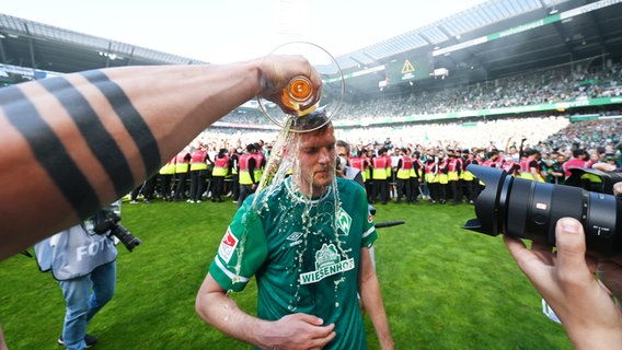 Bremens Marvin Ducksch bekommt einen "Bierdusche". © IMAGO / Team 2 