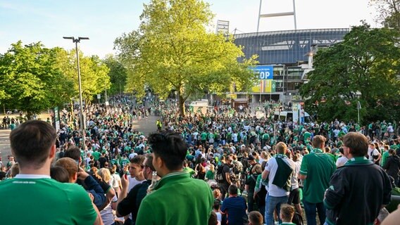 Bremen-Fans feiern den Aufstieg vor dem Weserstadion. © IMAGO / Kirchner-Media 
