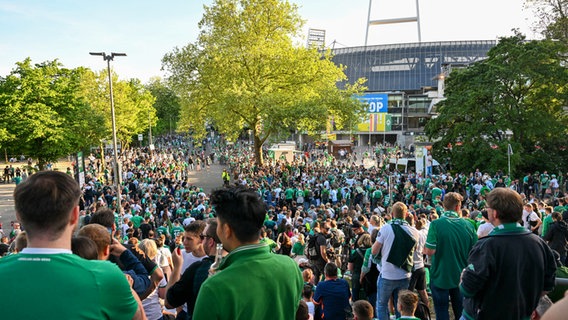 Bremen-Fans feiern den Aufstieg vor dem Weserstadion. © IMAGO / Kirchner-Media 