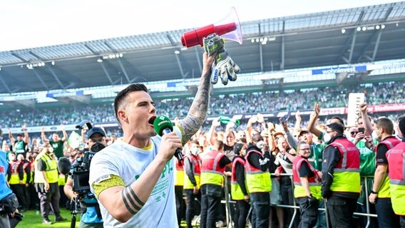 Bremens Torhüter Michael Zetterer feiert den Aufstieg in die Bundesliga vor den Fans. © IMAGO / Nordphoto 