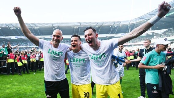 Bremens Torhüter Christian Vander, Michael Zetterer und Jiri Pavlenka (v.l.) feiern den Aufstieg in die Bundesliga. © IMAGO / Kirchner-Media 