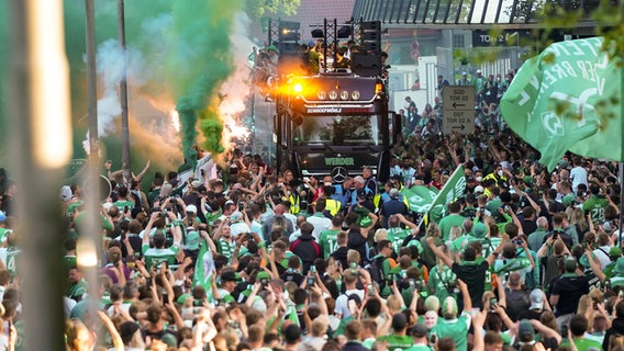 Bremens Spieler lassen sich für den Aufstieg in die Bundesliga auf einem Truck von den Fans feiern. © IMAGO / Nordphoto 