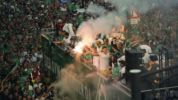 Bremens Spieler lassen sich für den Aufstieg in die Bundesliga auf einem Truck von den Fans feiern. © IMAGO / Nordphoto 